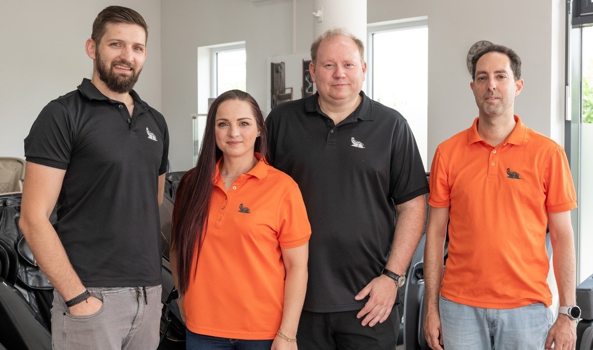 Het team achter Massage Chair World: Ionel Radu, Manuela Radu, Michael Roedeske, Marco Libi
